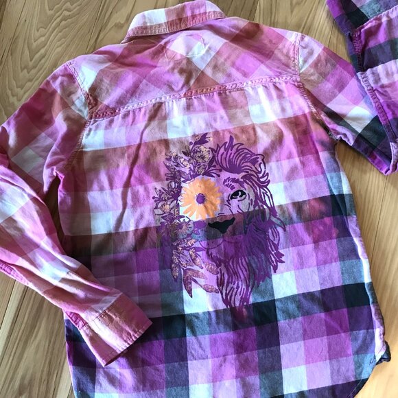 Bleached Flannel Shirt, Size Small Petite:  Upcycled Painted Fancy Lion - Picture 4 of 13